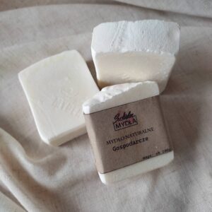 trzy białe kostki mydła, jedna w etykiecie z papieru Kraft