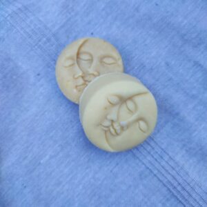 Mydełko w kształcie buzi księżyca i słońca