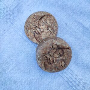 Mydło w kształcie dwóch twarzy- słońca i księżyca