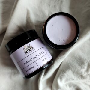 Masło do ciała lawendowe o lekko fioletowym kolorze zapakowane w szklany słoik