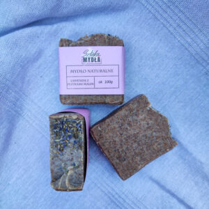 Brązowe mydło z napisem mydło lawenda z pestkami malin