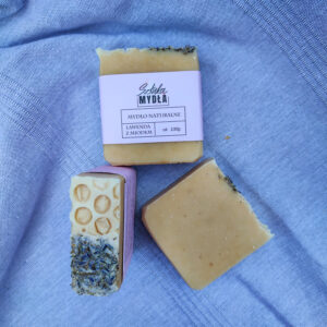 Mydło z napisem mydło lawenda z miodem